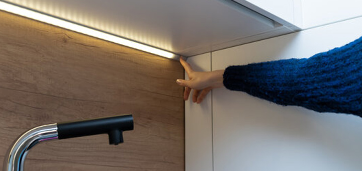 Poner luces led para armarios de cocina. 