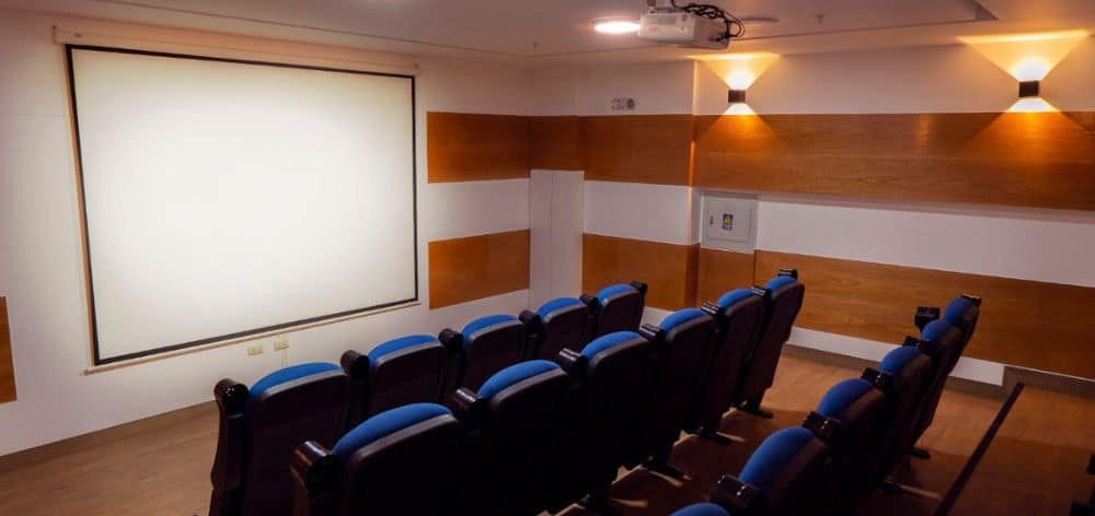 5 ventajas de comprar un departamento con sala de cine en el edificio