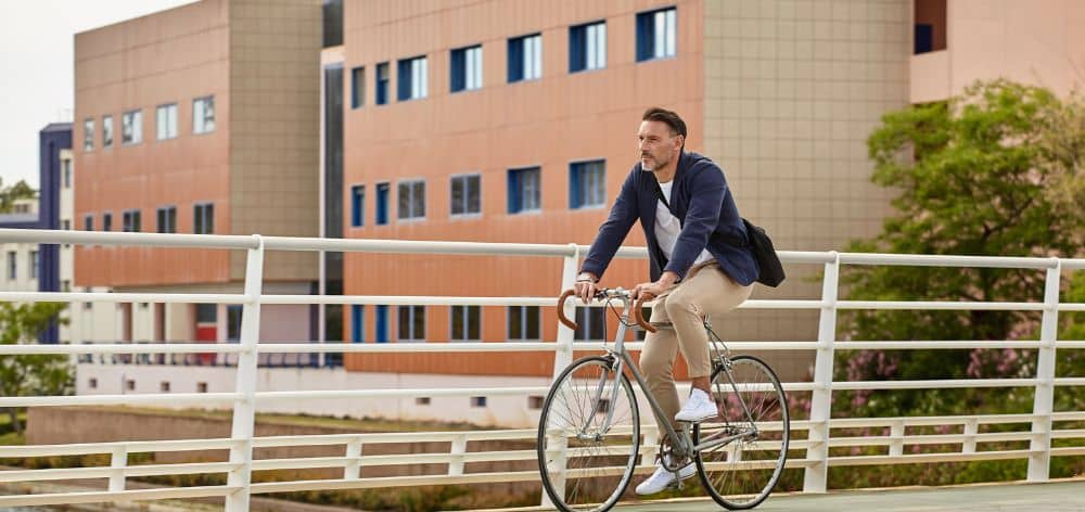 Mantén una vida activa: Beneficios y consejos para ir al trabajo en bicicleta